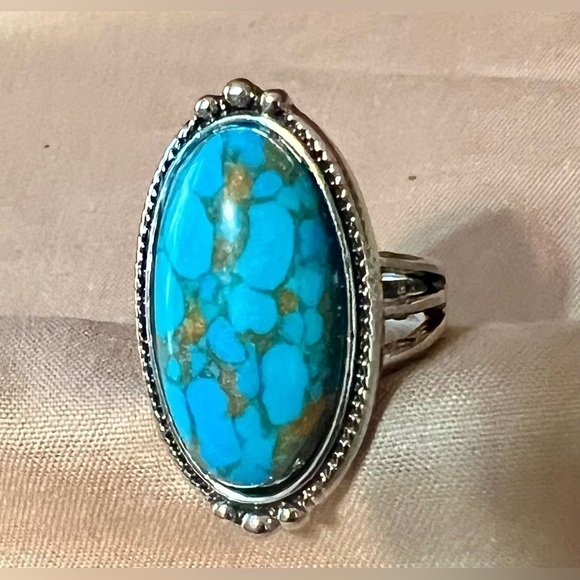 Beautiful Ring, Size 8, BN - Picture 1 of 3